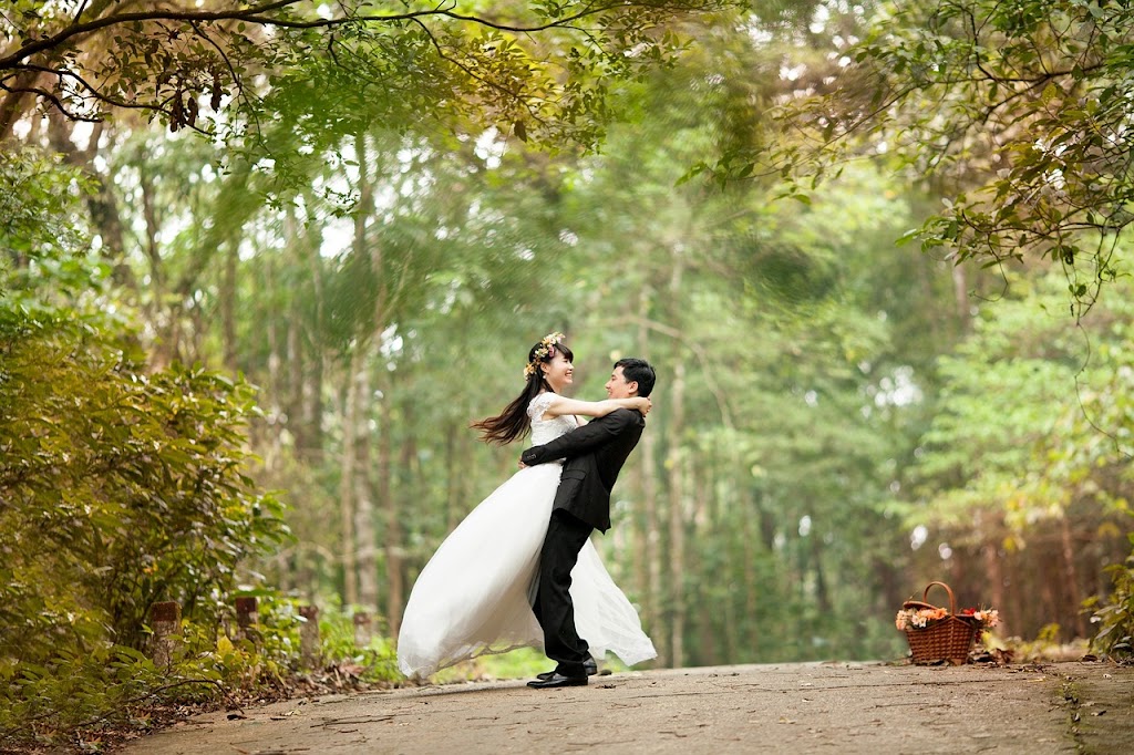 Unique trick to take wedding photos